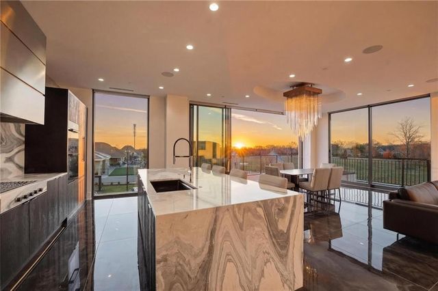 4951 W 134 Street 204, Leawood, KS 66209