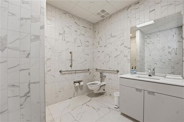 4951 W 134 Street 204, Leawood, KS 66209