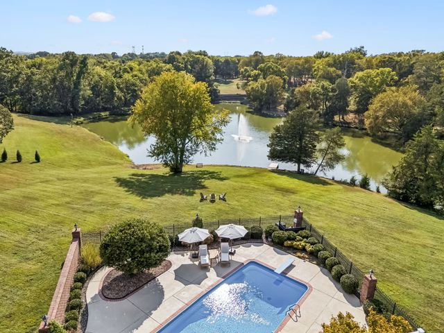 1608 Wellington Ct, Gallatin, TN 37066