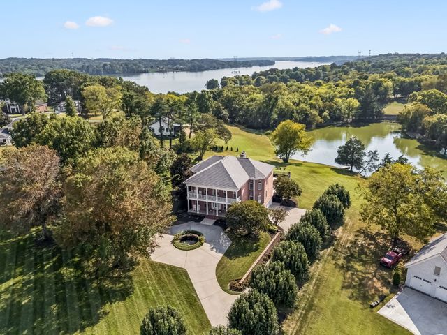 1608 Wellington Ct, Gallatin, TN 37066
