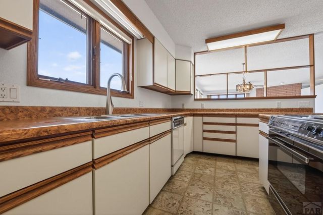 966 S Linden Pl, Pueblo West, CO 81007