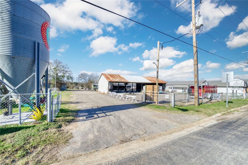 710 South May Street, Madisonville, TX 77864 — exterior
