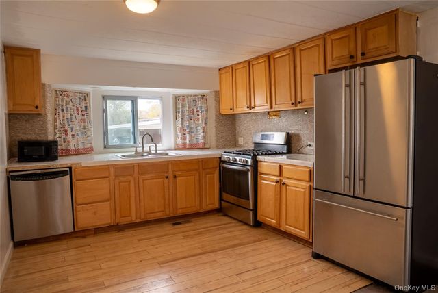 65 Minuteman Drive, Islip, NY 11716