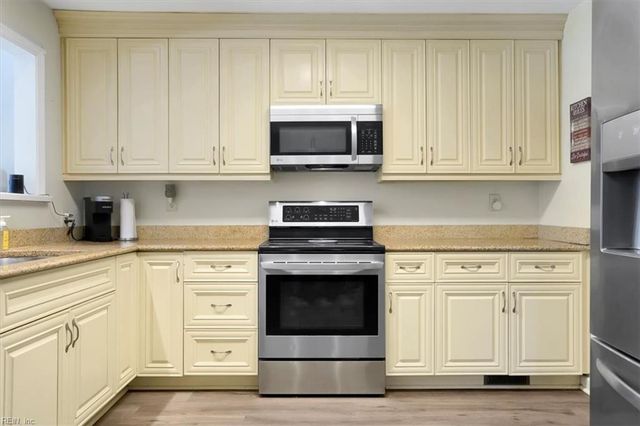 244 E McGinnis Cir, Norfolk, VA 23502