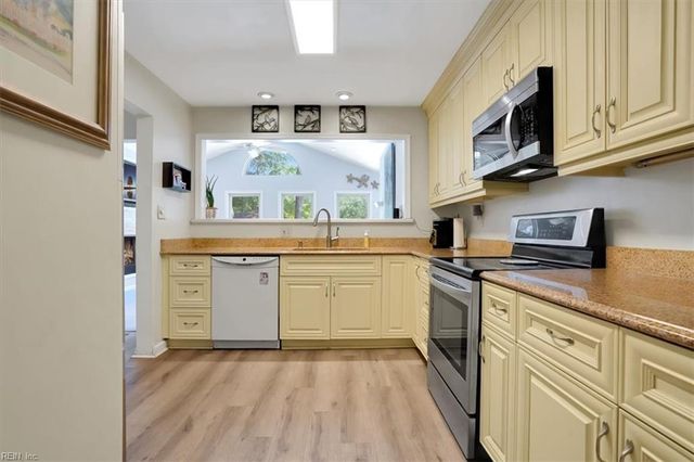 244 E McGinnis Cir, Norfolk, VA 23502