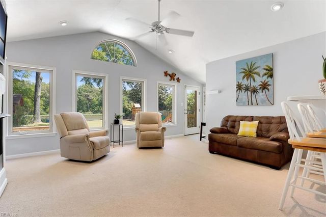 244 E McGinnis Cir, Norfolk, VA 23502