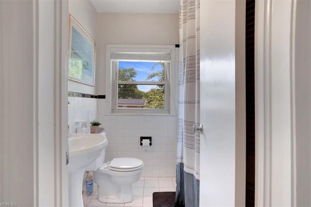 244 E McGinnis Cir, Norfolk, VA 23502