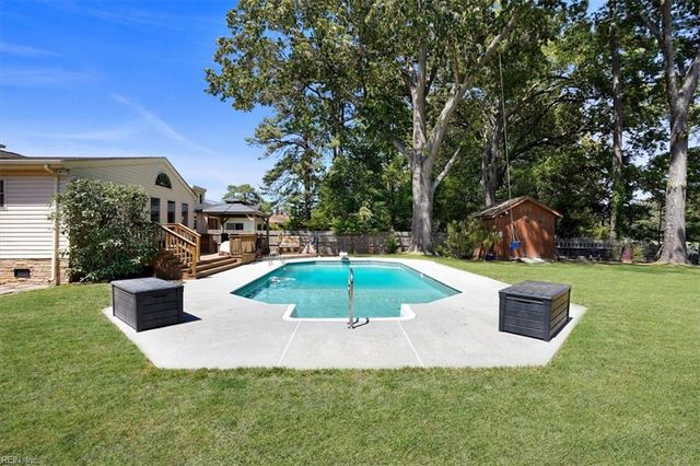 244 E McGinnis Cir, Norfolk, VA 23502