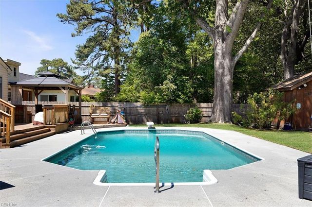 244 E McGinnis Cir, Norfolk, VA 23502