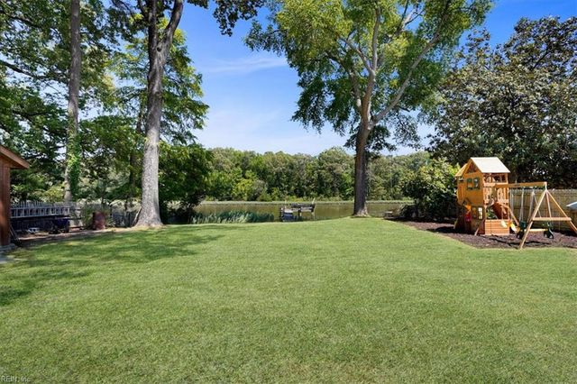 244 E McGinnis Cir, Norfolk, VA 23502