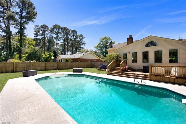 244 E McGinnis Cir, Norfolk, VA 23502