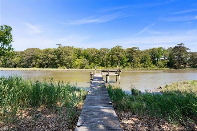 244 E McGinnis Cir, Norfolk, VA 23502