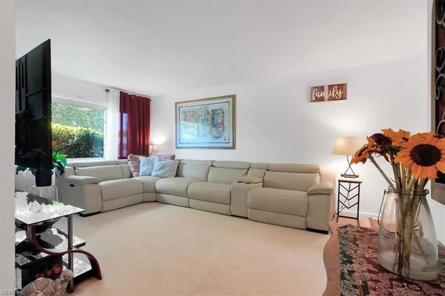 244 E McGinnis Cir, Norfolk, VA 23502