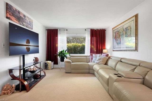 244 E McGinnis Cir, Norfolk, VA 23502