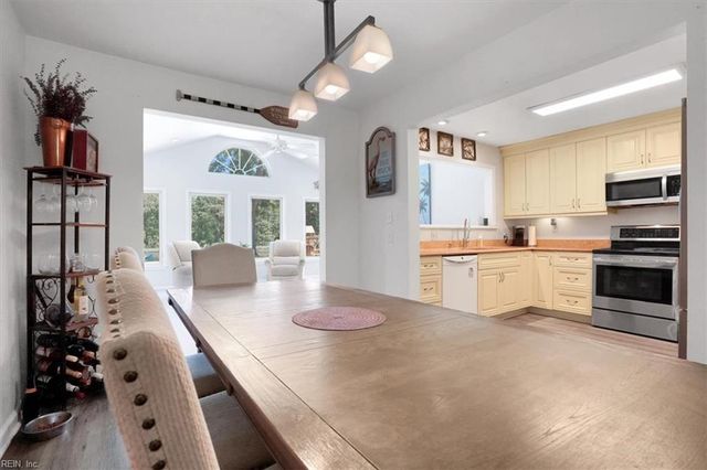 244 E McGinnis Cir, Norfolk, VA 23502