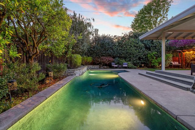 1548 Barnett Ct, Carmichael, CA 95608