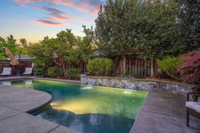 1548 Barnett Ct, Carmichael, CA 95608