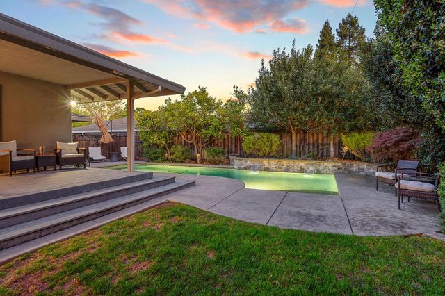 1548 Barnett Ct, Carmichael, CA 95608