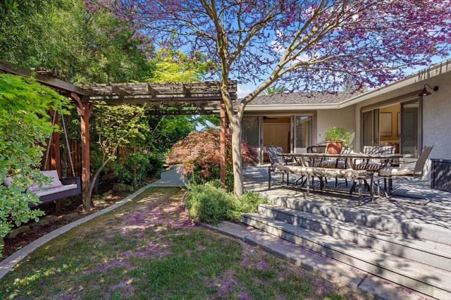 1548 Barnett Ct, Carmichael, CA 95608