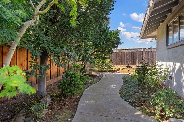 1548 Barnett Ct, Carmichael, CA 95608