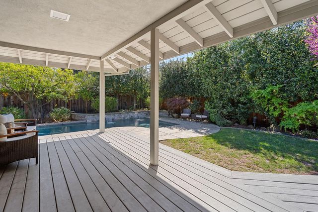 1548 Barnett Ct, Carmichael, CA 95608