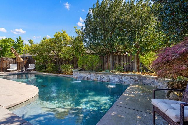 1548 Barnett Ct, Carmichael, CA 95608