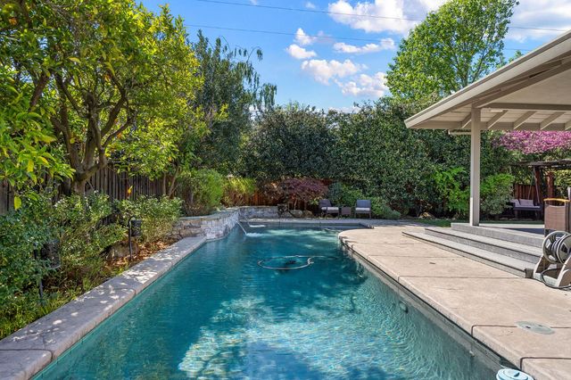 1548 Barnett Ct, Carmichael, CA 95608