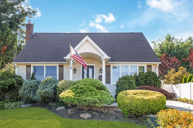 516 Heathcliff Drive, Seaford, NY 11783