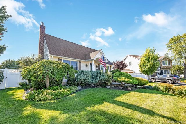 516 Heathcliff Drive, Seaford, NY 11783