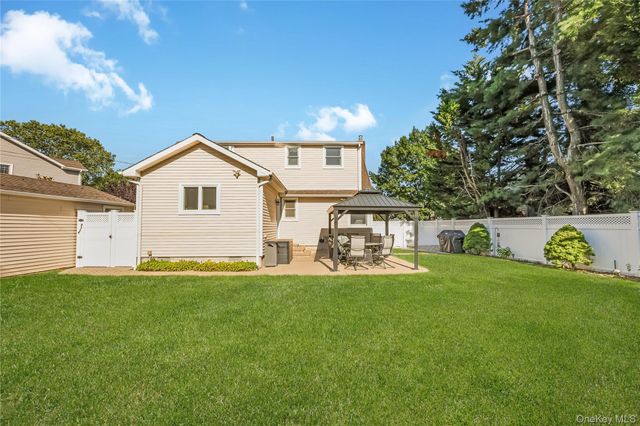 516 Heathcliff Drive, Seaford, NY 11783