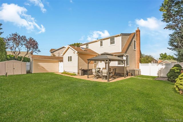 516 Heathcliff Drive, Seaford, NY 11783