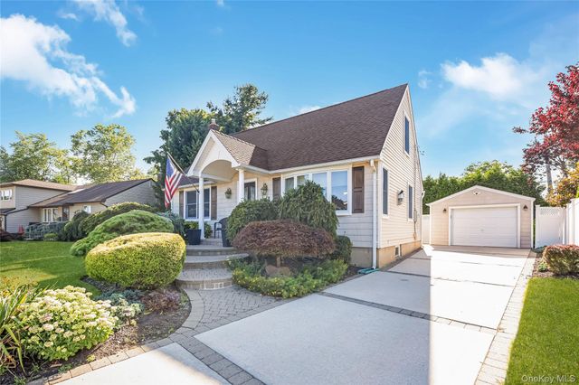 516 Heathcliff Drive, Seaford, NY 11783