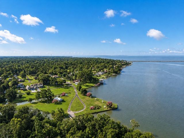 235 Lakeview Harbor, Onalaska, TX 77360
