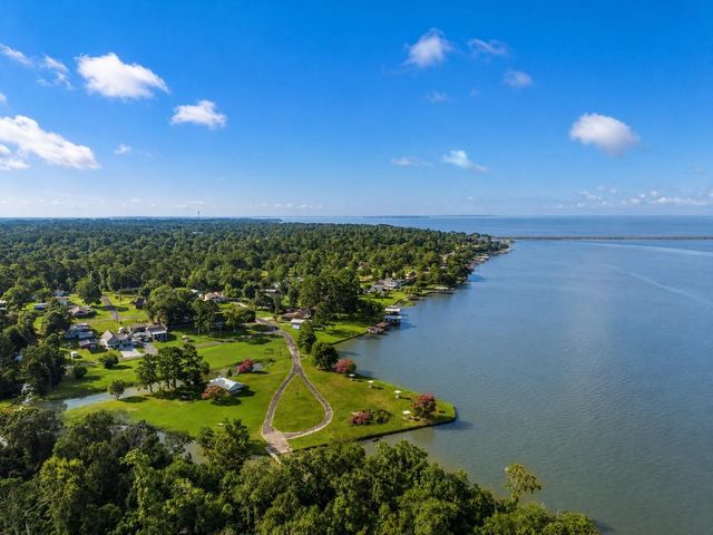 235 Lakeview Harbor, Onalaska, TX 77360