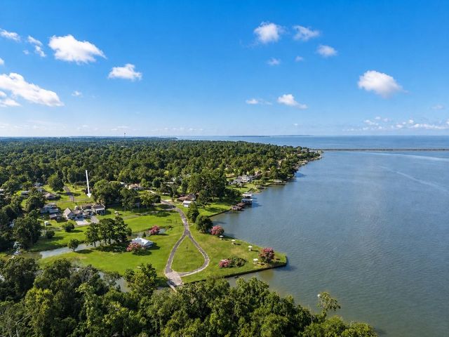 235 Lakeview Harbor, Onalaska, TX 77360