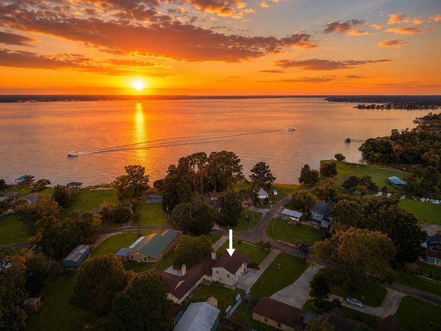 235 Lakeview Harbor, Onalaska, TX 77360