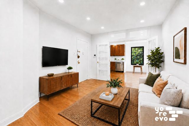 208 E 90th St Apt 4W, New York City, NY 10128