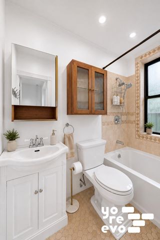 208 E 90th St Apt 4W, New York City, NY 10128