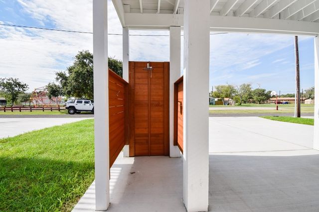414 E Bay St, Rockport, TX 78382
