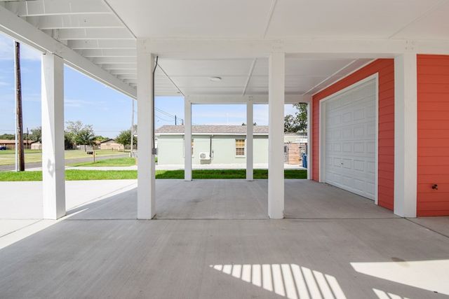 414 E Bay St, Rockport, TX 78382