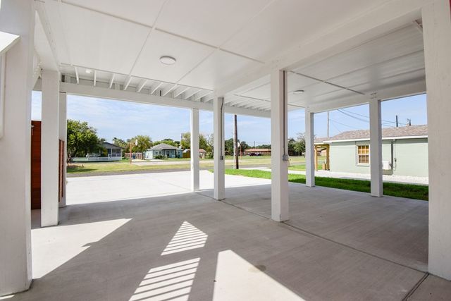 414 E Bay St, Rockport, TX 78382