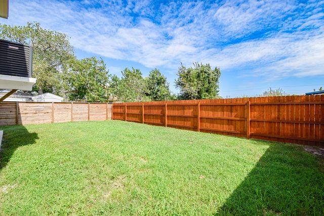 414 E Bay St, Rockport, TX 78382