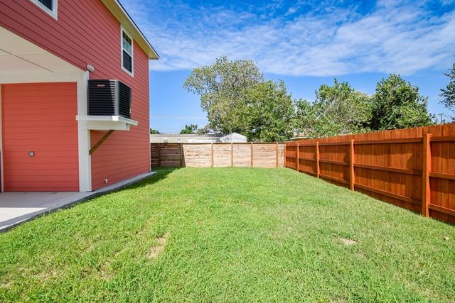 414 E Bay St, Rockport, TX 78382