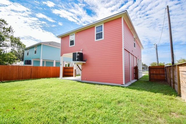 414 E Bay St, Rockport, TX 78382