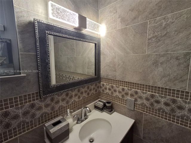 4548 SW 28th Way, Dania Beach, FL 33312