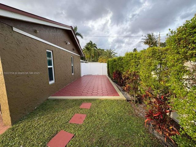 4548 SW 28th Way, Dania Beach, FL 33312