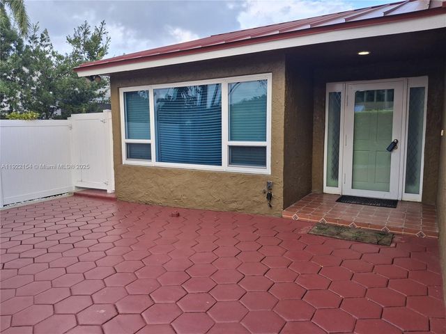 4548 SW 28th Way, Dania Beach, FL 33312