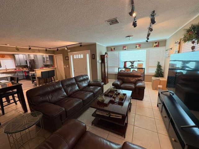 4548 SW 28th Way, Dania Beach, FL 33312