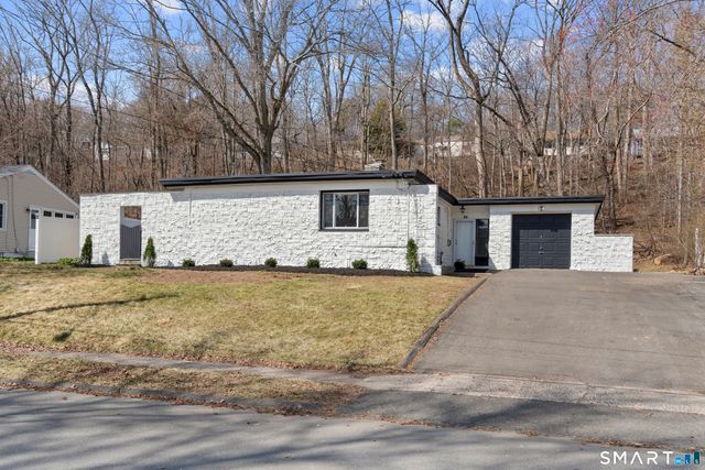 55 Englewood Drive, New Haven, CT 06515