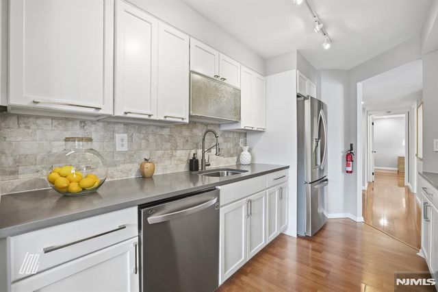 504 Nelson Court, Edgewater, NJ 07020